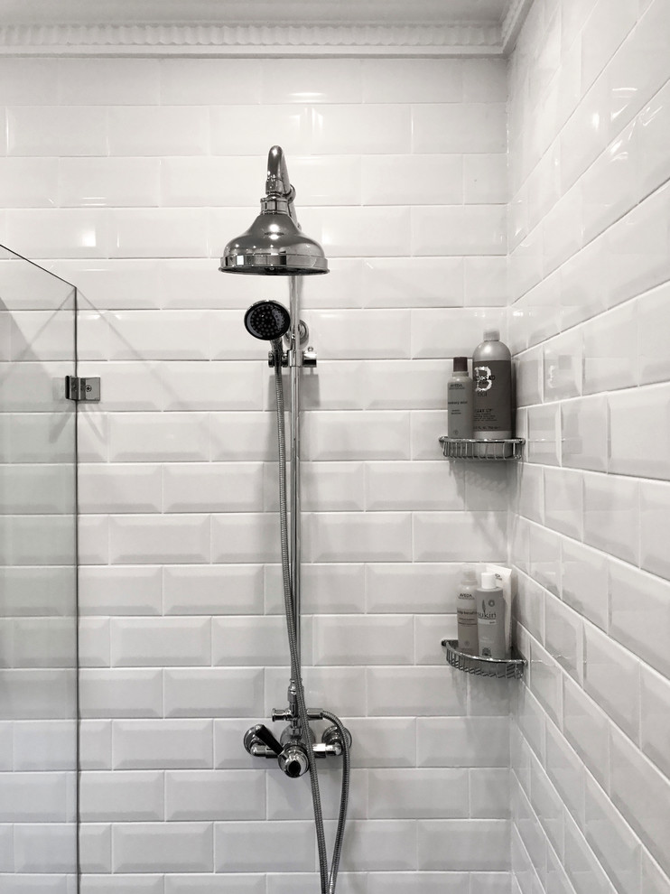 Esempio di una stanza da bagno minimalista