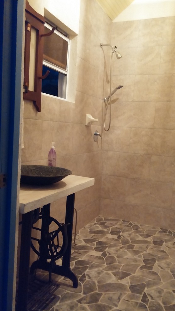 Пример оригинального дизайна: маленькая ванная комната в стиле рустика с душевой комнатой, раздельным унитазом, серой плиткой, керамической плиткой, серыми стенами, полом из керамической плитки, настольной раковиной, столешницей из бетона, разноцветным полом и белой столешницей для на участке и в саду