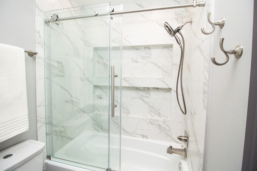 Idéer för små vintage badrum med dusch, med skåp i shakerstil, grå skåp, ett badkar i en alkov, en dusch/badkar-kombination, vit kakel, porslinskakel, grå väggar, klinkergolv i porslin, ett undermonterad handfat, bänkskiva i kvarts, grått golv och dusch med skjutdörr
