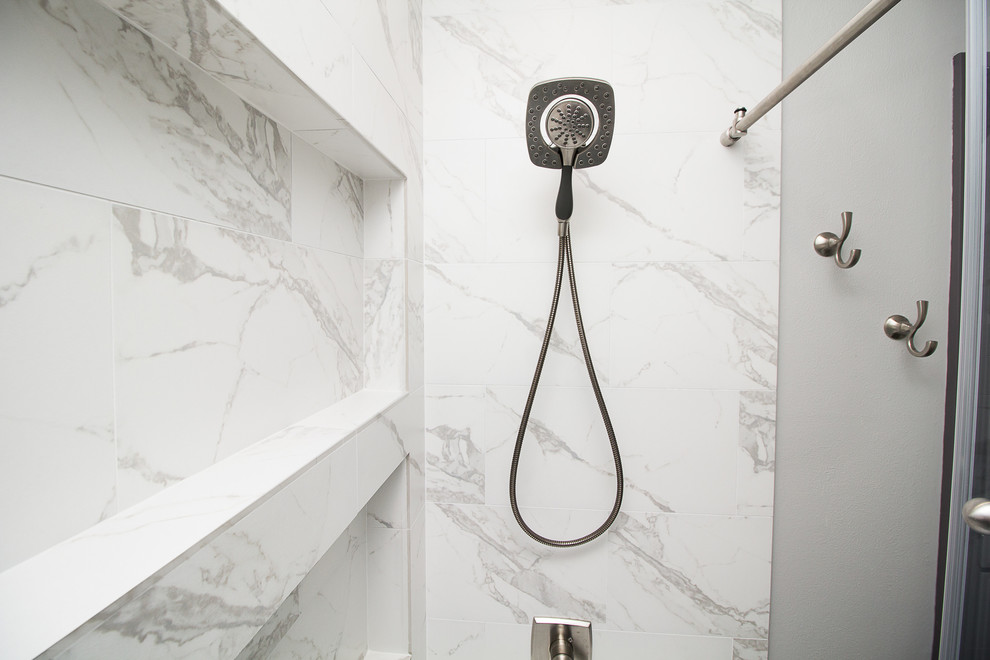 Idéer för ett litet klassiskt badrum med dusch, med skåp i shakerstil, grå skåp, ett badkar i en alkov, en dusch/badkar-kombination, vit kakel, porslinskakel, grå väggar, klinkergolv i porslin, ett undermonterad handfat, bänkskiva i kvarts, grått golv och dusch med skjutdörr