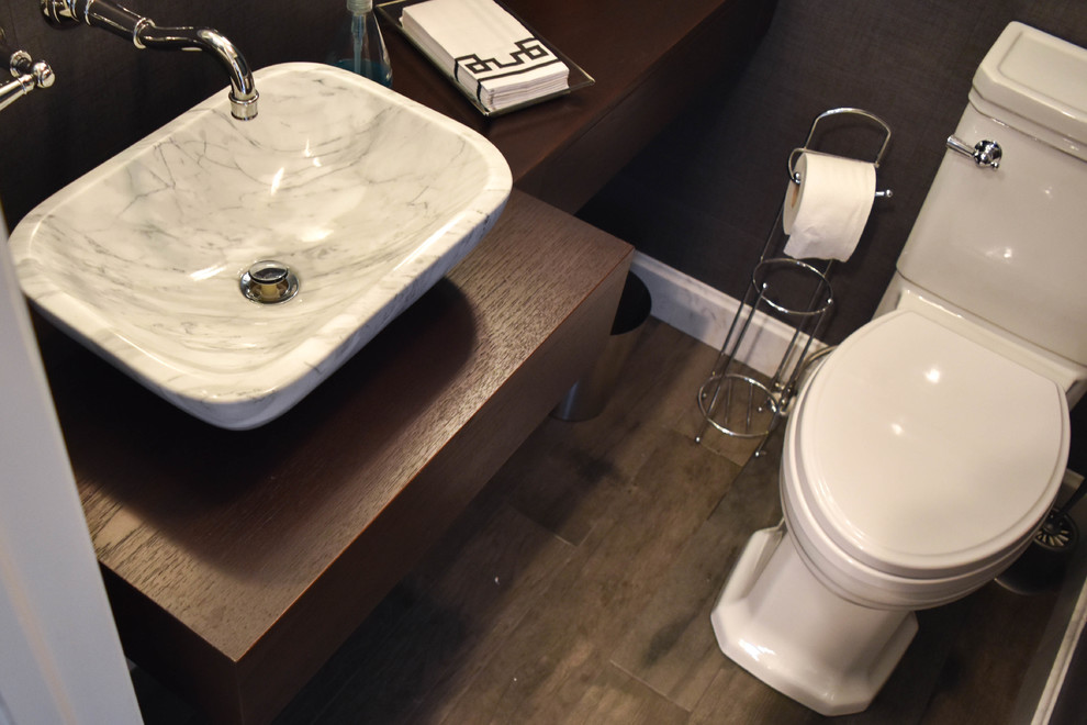 Foto di una piccola stanza da bagno chic con ante in legno bruno, WC a due pezzi, pareti blu, parquet scuro, lavabo a bacinella e top in legno