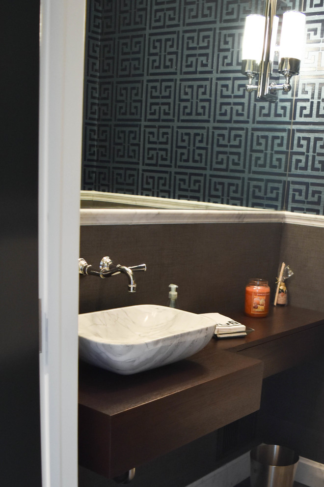 Imagen de cuarto de baño clásico renovado pequeño con puertas de armario de madera en tonos medios, paredes azules, lavabo sobreencimera, encimera de madera, sanitario de dos piezas y suelo de madera oscura