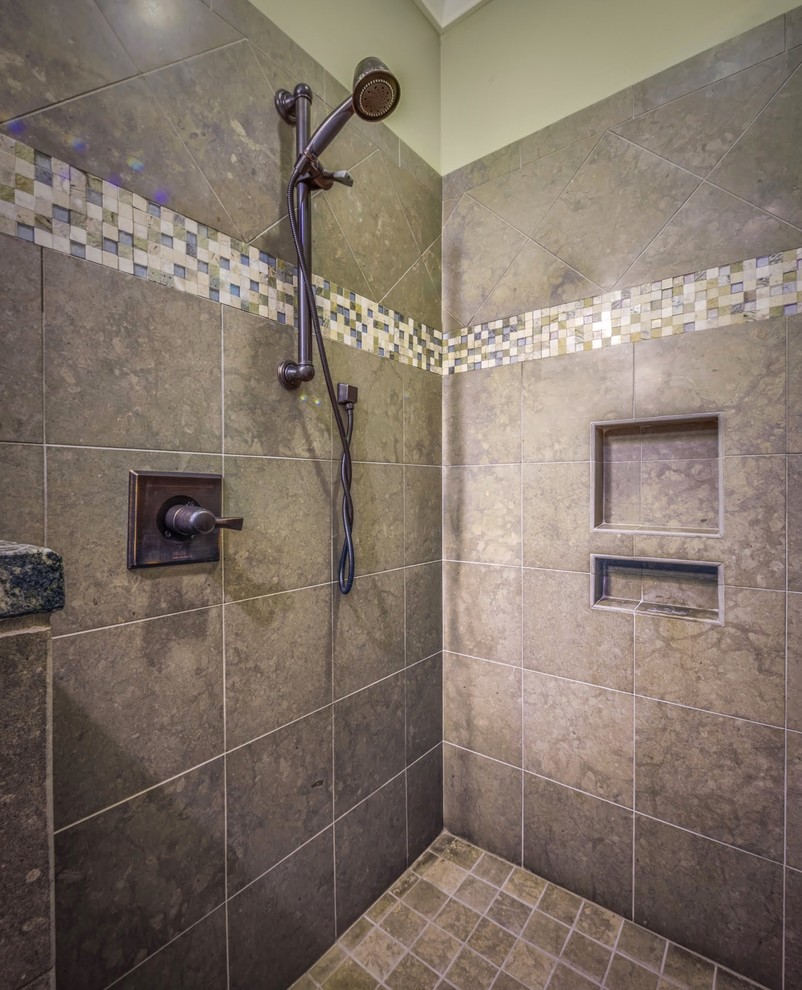 Foto di una stanza da bagno padronale costiera di medie dimensioni con pareti beige e doccia alcova