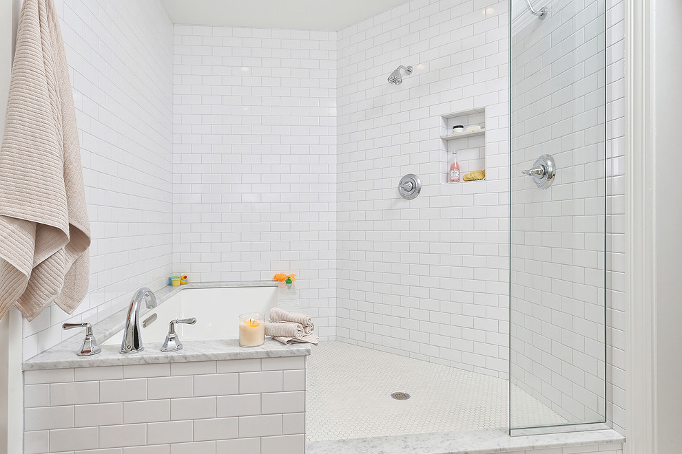 Idéer för att renovera ett mellanstort vintage en-suite badrum, med skåp i shakerstil, grå skåp, ett undermonterat badkar, en hörndusch, vit kakel, tunnelbanekakel, vita väggar, ett undermonterad handfat, bänkskiva i kvartsit, vitt golv och med dusch som är öppen