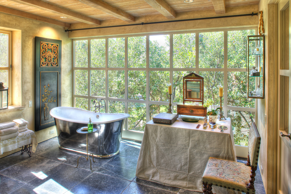 Источник вдохновения для домашнего уюта: ванная комната в стиле фьюжн с отдельно стоящей ванной