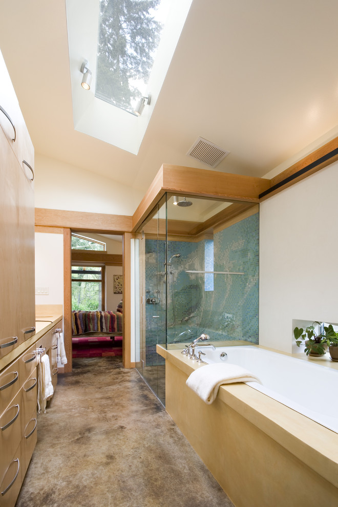 Cette photo montre une salle de bain moderne avec mosaïque et sol en béton ciré.