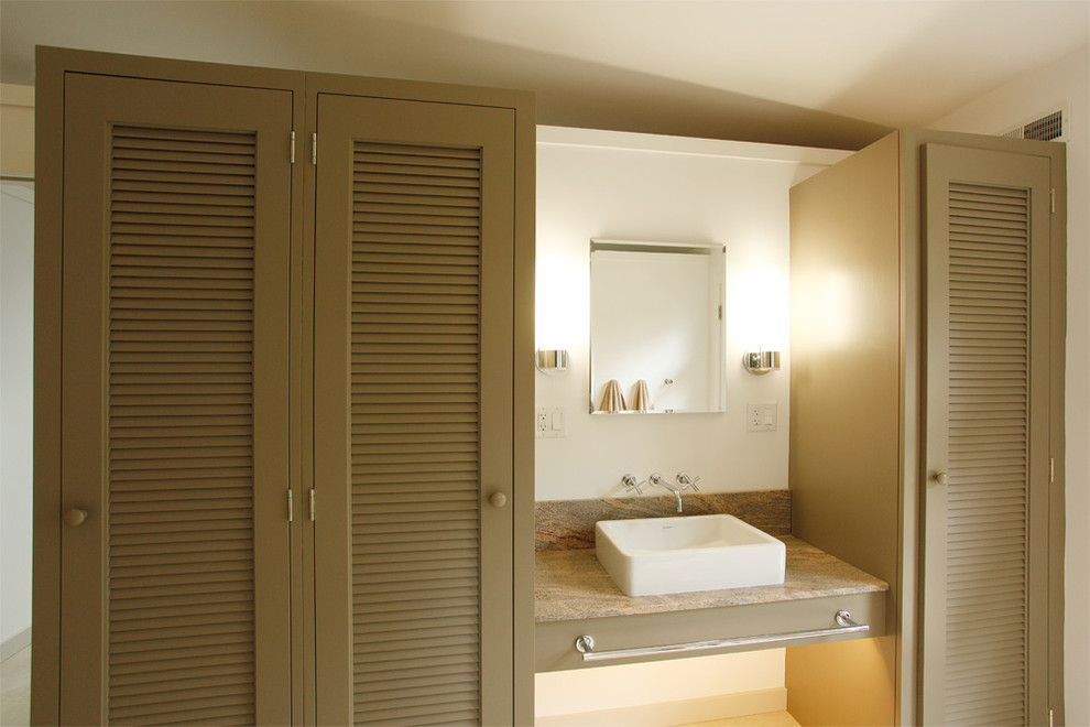 Inspiration för ett funkis badrum, med ett fristående handfat, luckor med lamellpanel, beige skåp, granitbänkskiva och en toalettstol med hel cisternkåpa