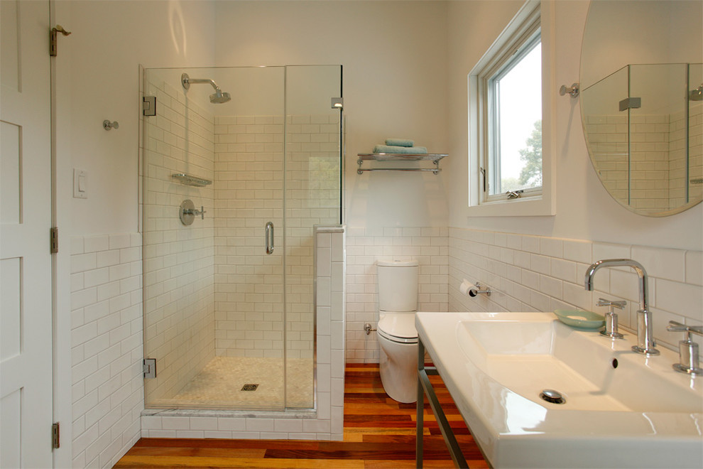 Ejemplo de cuarto de baño actual con lavabo sobreencimera, sanitario de dos piezas, baldosas y/o azulejos blancos y baldosas y/o azulejos de cemento