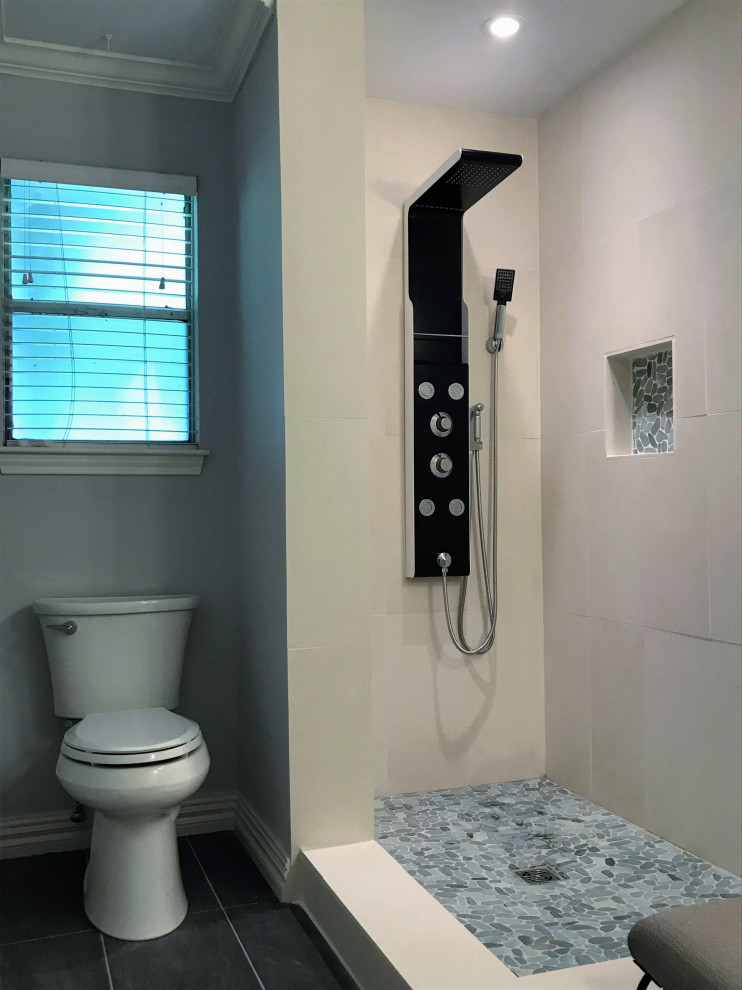 Foto på ett mellanstort funkis vit en-suite badrum, med släta luckor, grå skåp, en hörndusch, vit kakel, kakelplattor, grå väggar, klinkergolv i porslin, ett undermonterad handfat, bänkskiva i kvarts, svart golv och dusch med duschdraperi