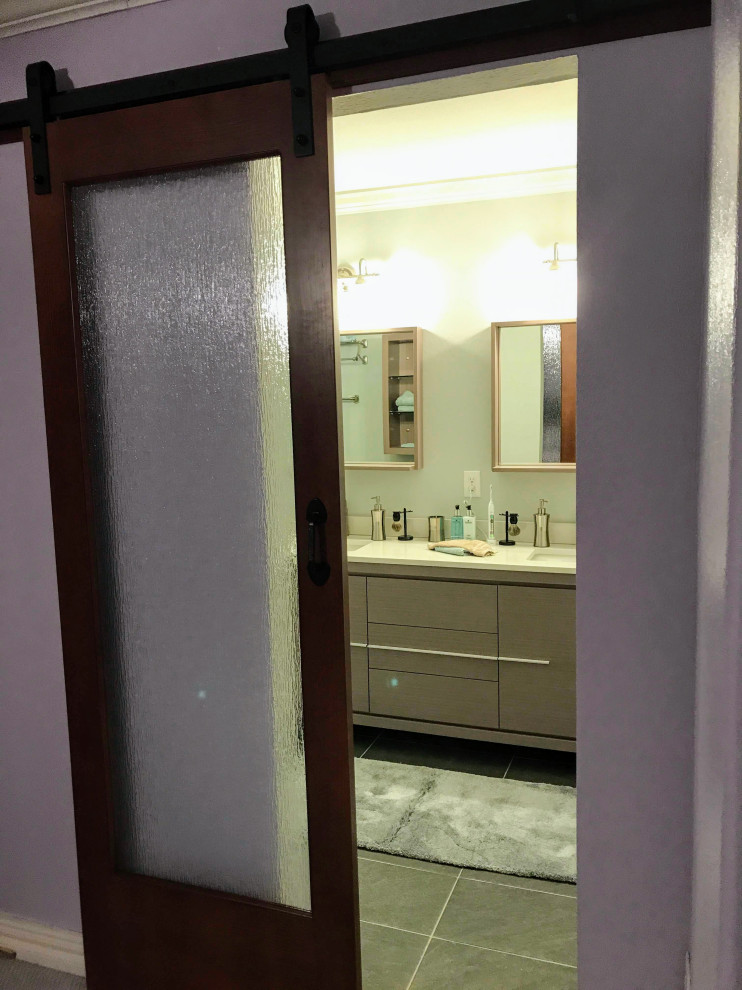 Exempel på ett mellanstort modernt vit vitt en-suite badrum, med släta luckor, grå skåp, en hörndusch, vit kakel, kakelplattor, grå väggar, klinkergolv i porslin, ett undermonterad handfat, bänkskiva i kvarts, svart golv och dusch med duschdraperi