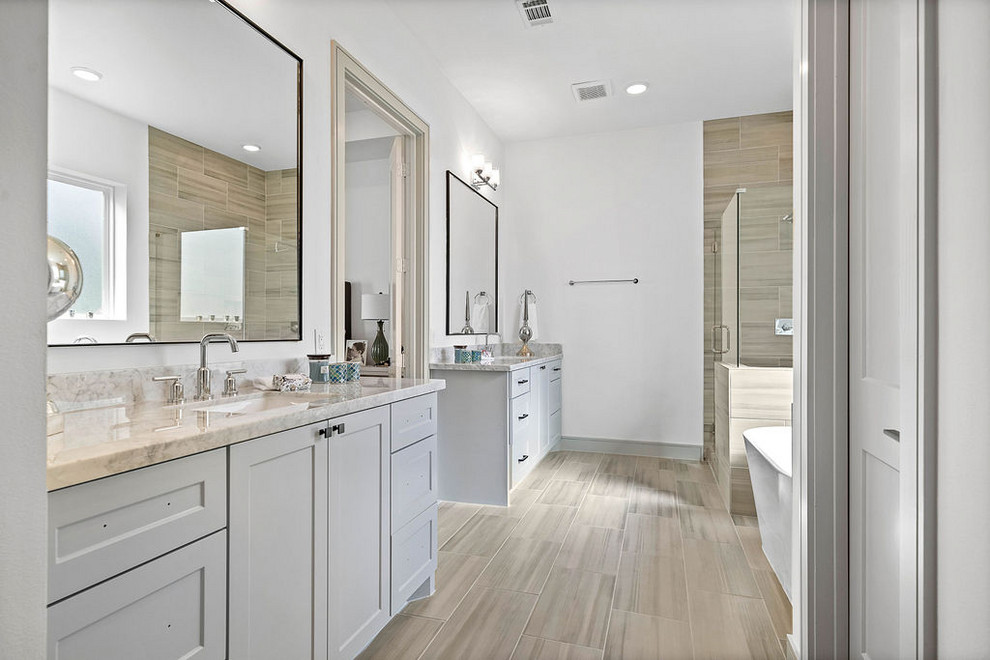 Idéer för att renovera ett stort vintage vit vitt en-suite badrum, med ett fristående badkar, en dusch i en alkov, en toalettstol med hel cisternkåpa, vit kakel, porslinskakel, vita väggar, klinkergolv i porslin, ett nedsänkt handfat, marmorbänkskiva, grått golv och dusch med gångjärnsdörr