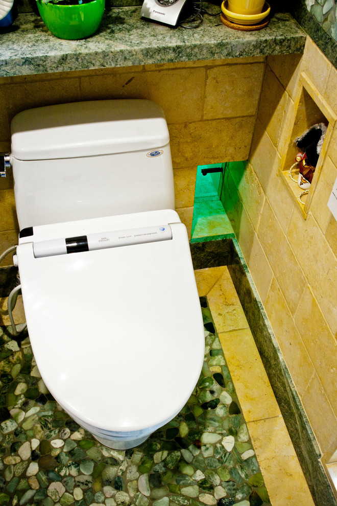 На фото: ванная комната в стиле фьюжн с монолитной раковиной, биде, бежевой плиткой, каменной плиткой и бежевыми стенами с