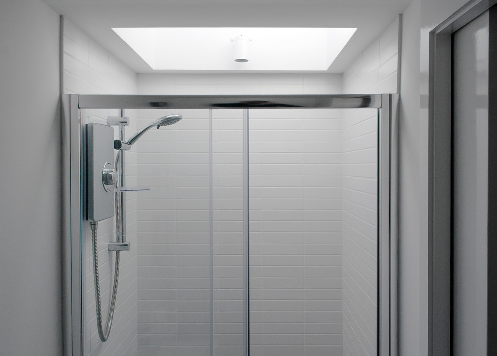 Diseño de cuarto de baño minimalista pequeño con baldosas y/o azulejos blancos y baldosas y/o azulejos de cerámica