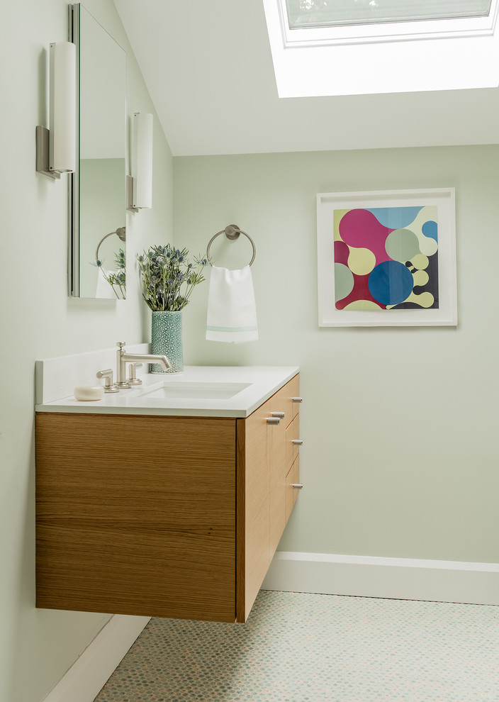Esempio di una stanza da bagno design con ante lisce, ante in legno chiaro, lavabo sottopiano, top in quarzo composito e top bianco