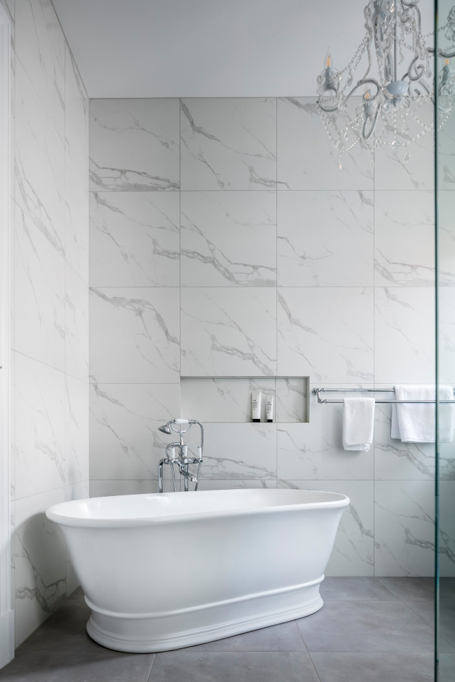 Идея дизайна: главная ванная комната среднего размера в стиле шебби-шик с отдельно стоящей ванной, разноцветной плиткой, серыми стенами, полом из керамической плитки, серым полом, нишей и встроенной тумбой