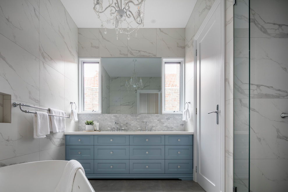 Exempel på ett mellanstort klassiskt vit vitt en-suite badrum, med skåp i shakerstil, blå skåp, ett fristående badkar, klinkergolv i keramik, ett undermonterad handfat, bänkskiva i kvarts, grått golv, dusch med gångjärnsdörr, en dusch i en alkov och vit kakel