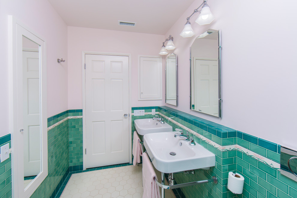 Идея дизайна: маленькая главная ванная комната в классическом стиле с белыми фасадами, душем в нише, инсталляцией, розовой плиткой, керамической плиткой, полом из керамической плитки, раковиной с пьедесталом, разноцветным полом и душем с распашными дверями для на участке и в саду