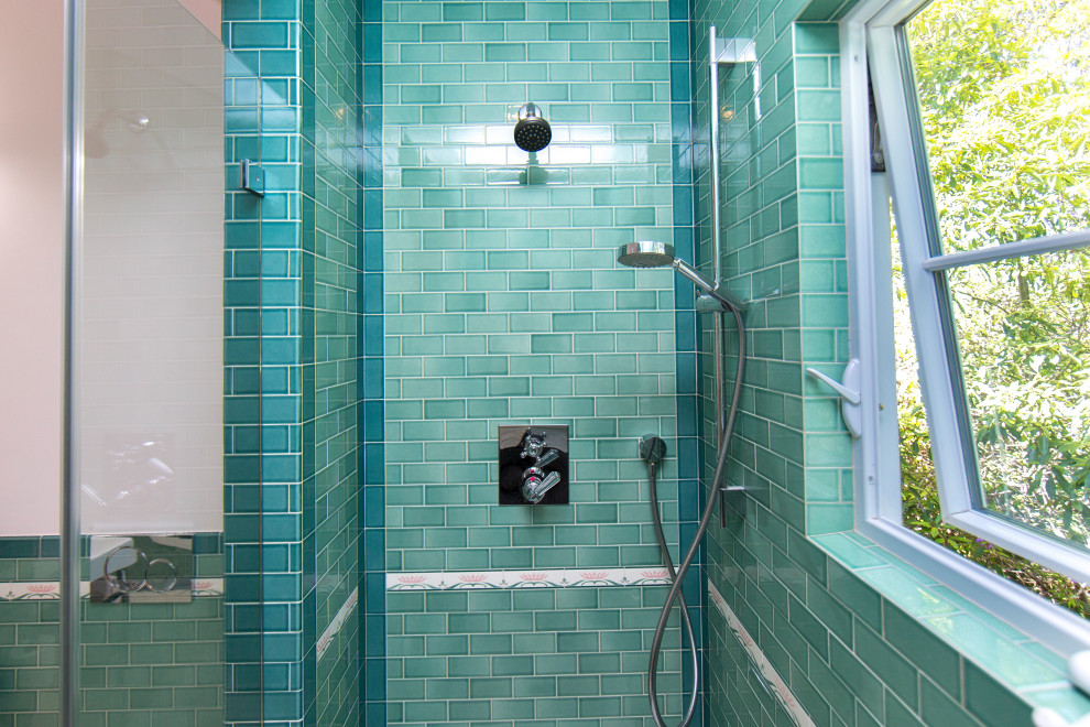 На фото: маленькая главная ванная комната в классическом стиле с белыми фасадами, душем в нише, инсталляцией, розовой плиткой, керамической плиткой, полом из керамической плитки, раковиной с пьедесталом, разноцветным полом и душем с распашными дверями для на участке и в саду с