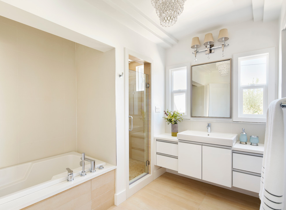 Идея дизайна: ванная комната в современном стиле с накладной раковиной, плоскими фасадами, белыми фасадами и белыми стенами