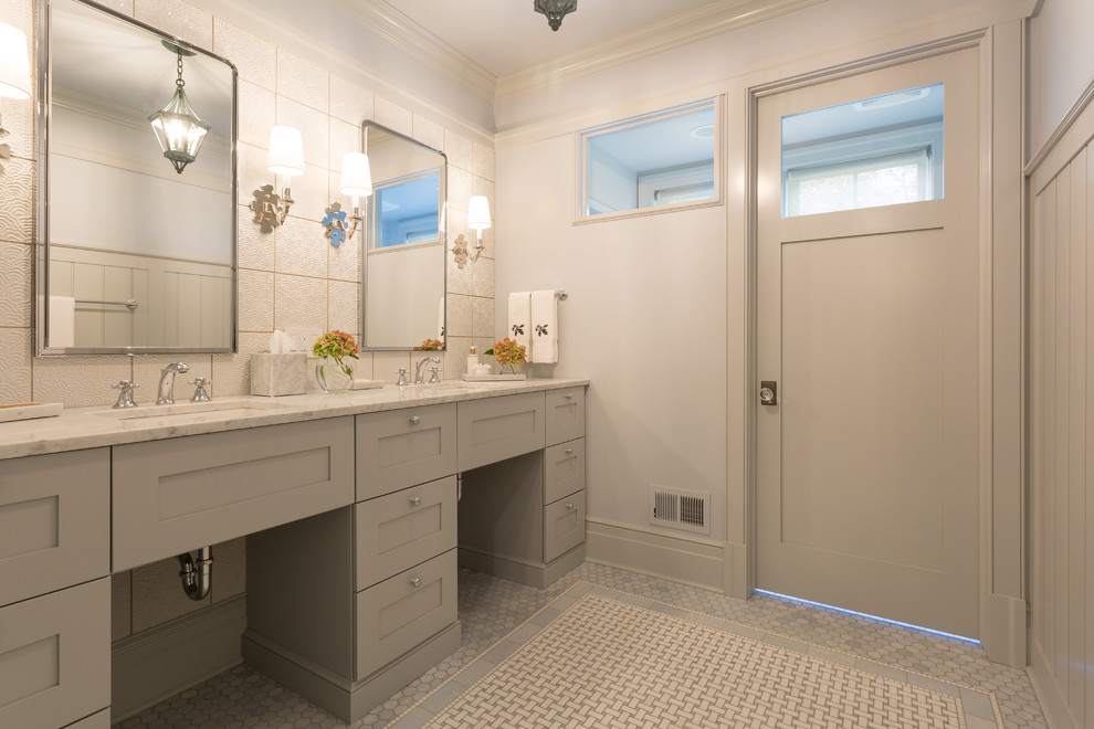 Inspiration för ett stort vintage en-suite badrum, med luckor med infälld panel, grå skåp, en dusch i en alkov, grå kakel, mosaik, grå väggar, mosaikgolv, ett undermonterad handfat och marmorbänkskiva