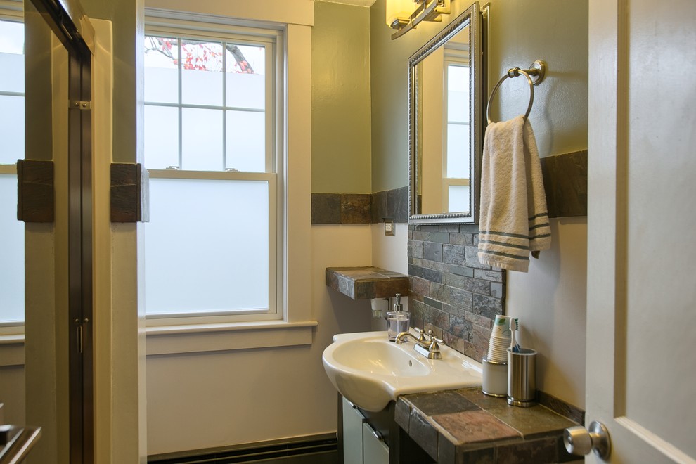 Идея дизайна: ванная комната среднего размера в стиле кантри с коричневой плиткой, каменной плиткой, зелеными стенами, душевой кабиной, накладной раковиной и столешницей из плитки