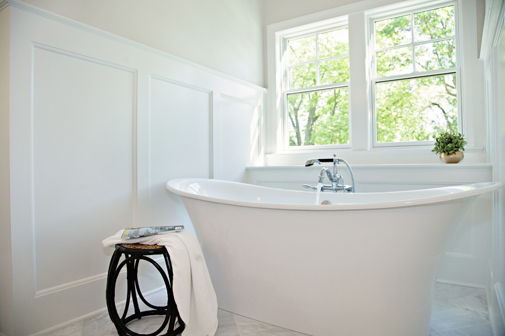 Idées déco pour une petite salle de bain principale classique avec une baignoire indépendante, un mur beige et un sol en marbre.