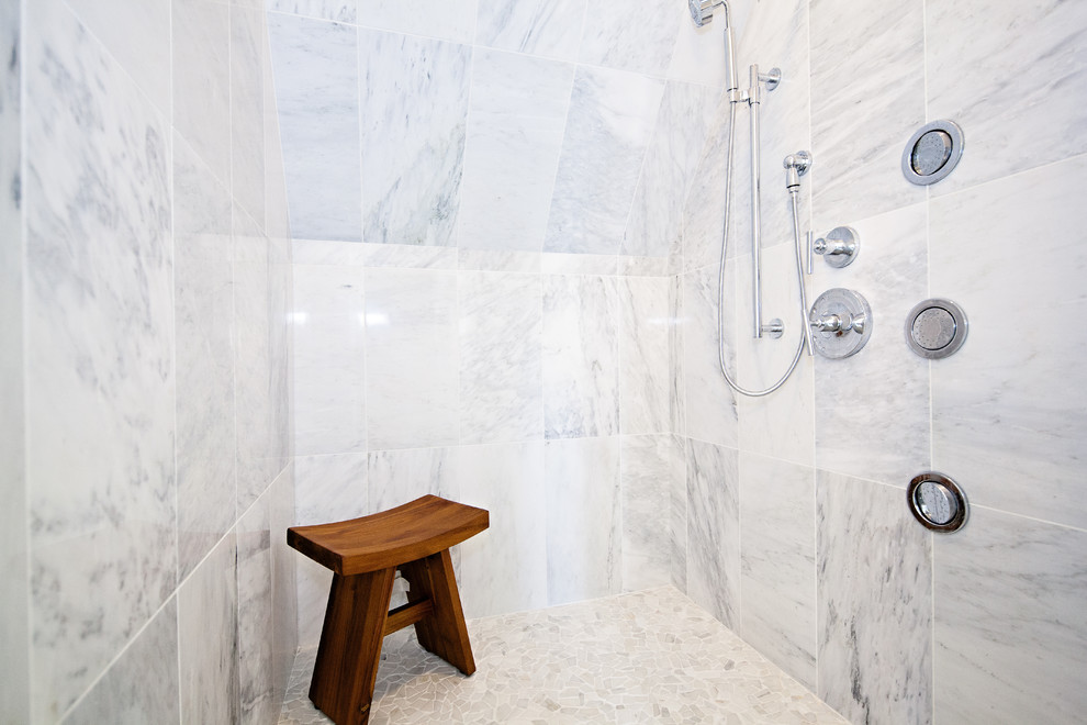 Idéer för mellanstora funkis en-suite badrum, med en dusch i en alkov, vit kakel, kakel i småsten, vita väggar och klinkergolv i småsten