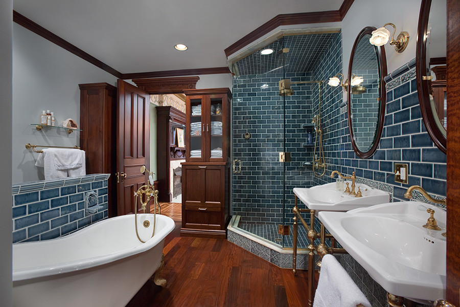 Idéer för stora vintage en-suite badrum, med luckor med infälld panel, skåp i mörkt trä, ett fristående badkar, en hörndusch, blå kakel, tunnelbanekakel, blå väggar, mörkt trägolv och ett konsol handfat