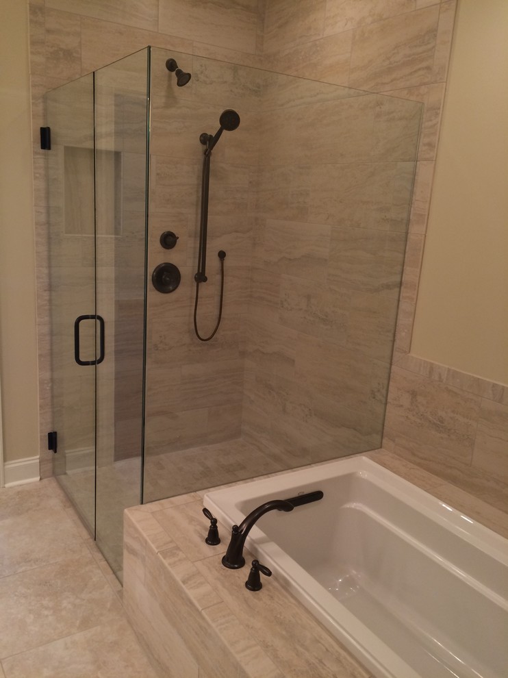 Esempio di una stanza da bagno padronale design di medie dimensioni con vasca da incasso, doccia ad angolo, piastrelle beige, piastrelle in pietra, pareti beige e pavimento in travertino