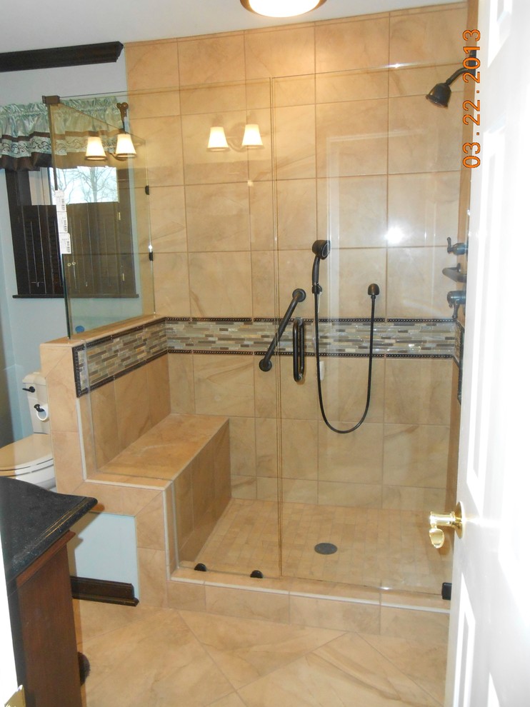 Cette photo montre une douche en alcôve chic en bois foncé avec un lavabo encastré, un placard en trompe-l'oeil, un plan de toilette en granite, WC séparés, un carrelage beige et des carreaux de porcelaine.