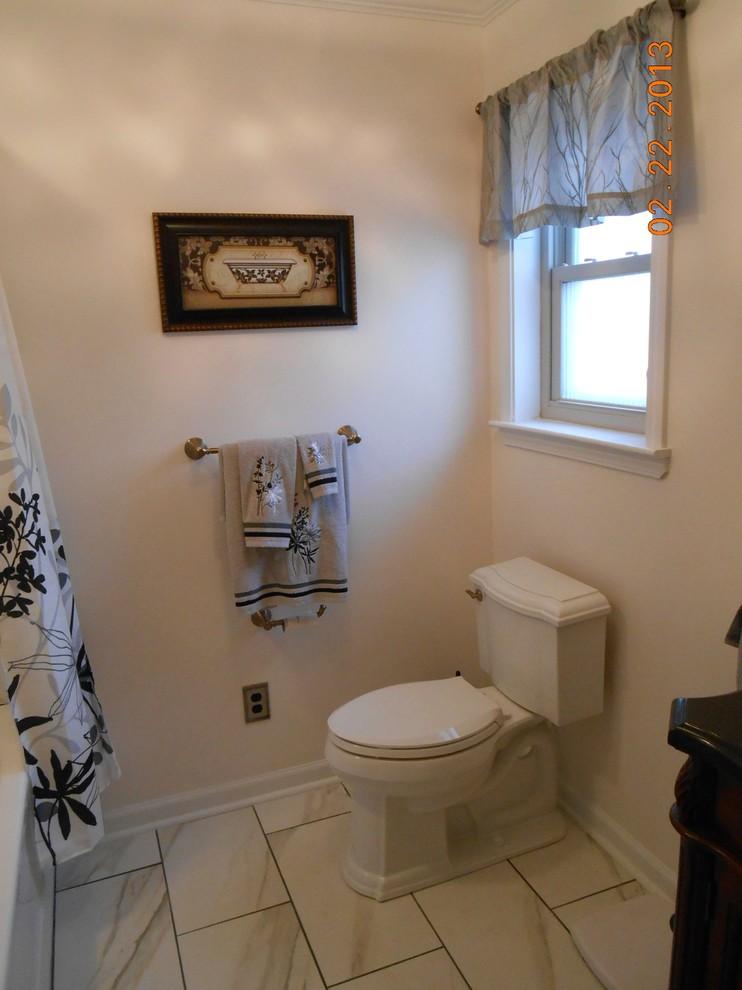 Foto di un bagno di servizio moderno con lavabo sottopiano, consolle stile comò, ante in legno bruno, top in granito, WC a due pezzi, piastrelle bianche e piastrelle in gres porcellanato