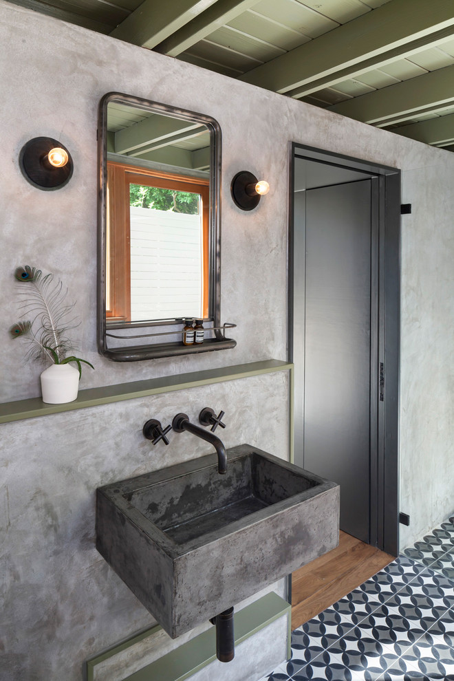 Idee per una stanza da bagno design con pareti grigie, pavimento in cementine, lavabo sospeso e pavimento multicolore