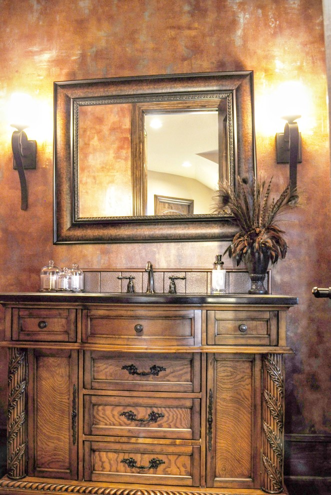 Exempel på ett mellanstort medelhavsstil badrum med dusch, med luckor med infälld panel, skåp i mellenmörkt trä, brun kakel, keramikplattor, bruna väggar, ett undermonterad handfat och bänkskiva i akrylsten