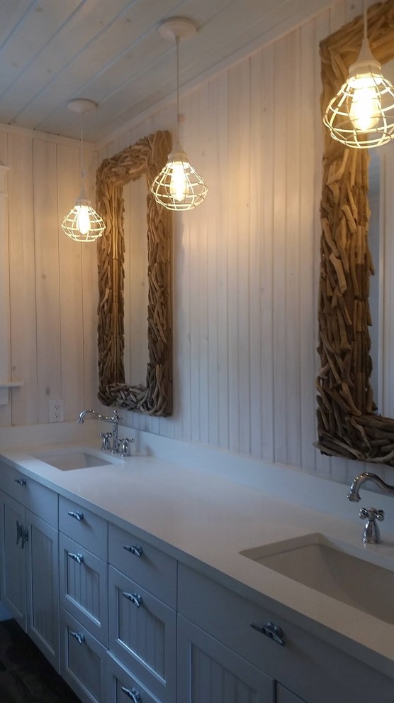Imagen de cuarto de baño marinero pequeño con armarios estilo shaker, puertas de armario blancas y baldosas y/o azulejos multicolor
