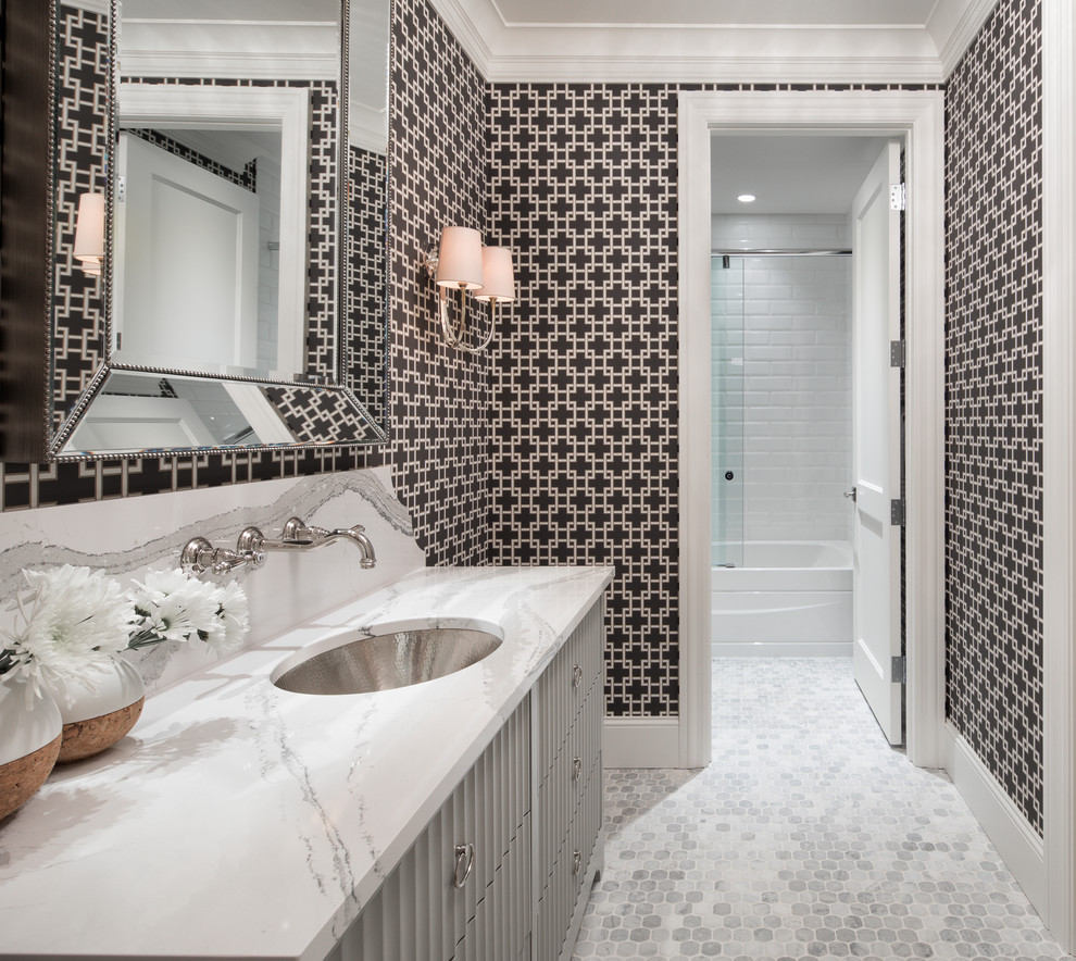 Inspiration för mellanstora klassiska badrum, med grå skåp, marmorgolv, bänkskiva i kvarts, vitt golv, dusch med gångjärnsdörr, flerfärgade väggar, ett undermonterad handfat och släta luckor