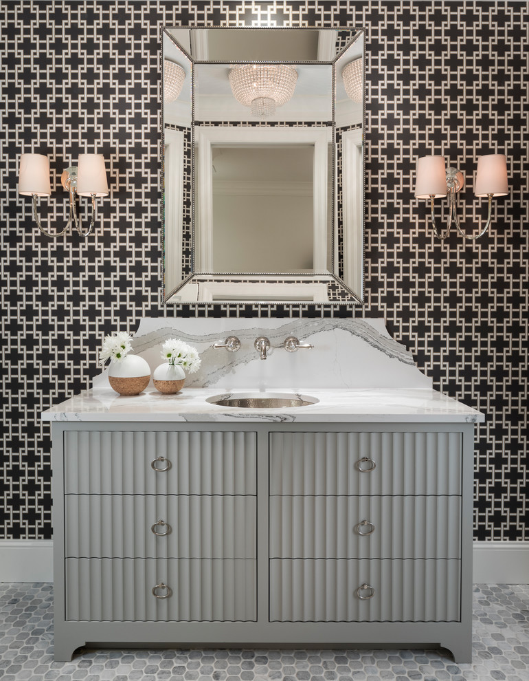 Inredning av ett klassiskt mellanstort badrum, med grå skåp, marmorgolv, bänkskiva i kvarts, vitt golv, dusch med gångjärnsdörr, möbel-liknande, flerfärgade väggar och ett undermonterad handfat