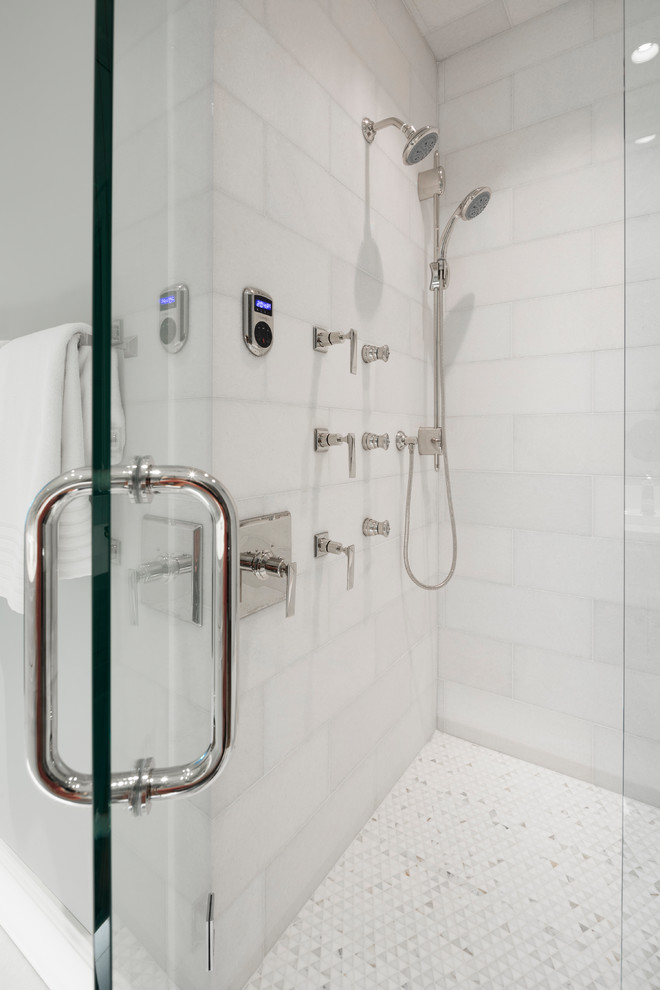 Klassisk inredning av ett mellanstort en-suite badrum, med vita skåp, grå väggar, marmorgolv, bänkskiva i kvarts, vitt golv, dusch med gångjärnsdörr, luckor med infälld panel, en dubbeldusch och ett undermonterad handfat