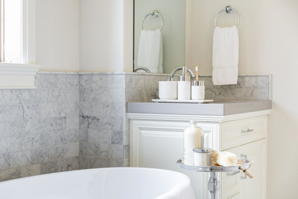 Exempel på ett stort modernt grå grått en-suite badrum, med luckor med profilerade fronter, vita skåp, ett fristående badkar, en dusch i en alkov, grå kakel, marmorkakel, vita väggar, marmorgolv, ett undermonterad handfat, bänkskiva i kvarts, grått golv och dusch med gångjärnsdörr