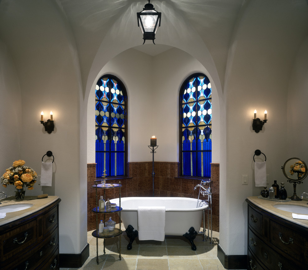 Exempel på ett stort eklektiskt en-suite badrum, med ett undermonterad handfat, möbel-liknande, skåp i mörkt trä, marmorbänkskiva, ett badkar med tassar, beige kakel, stenkakel, vita väggar och travertin golv