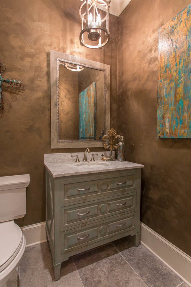 Kleines Klassisches Duschbad mit Porzellan-Bodenfliesen, Marmor-Waschbecken/Waschtisch und grauem Boden in New Orleans