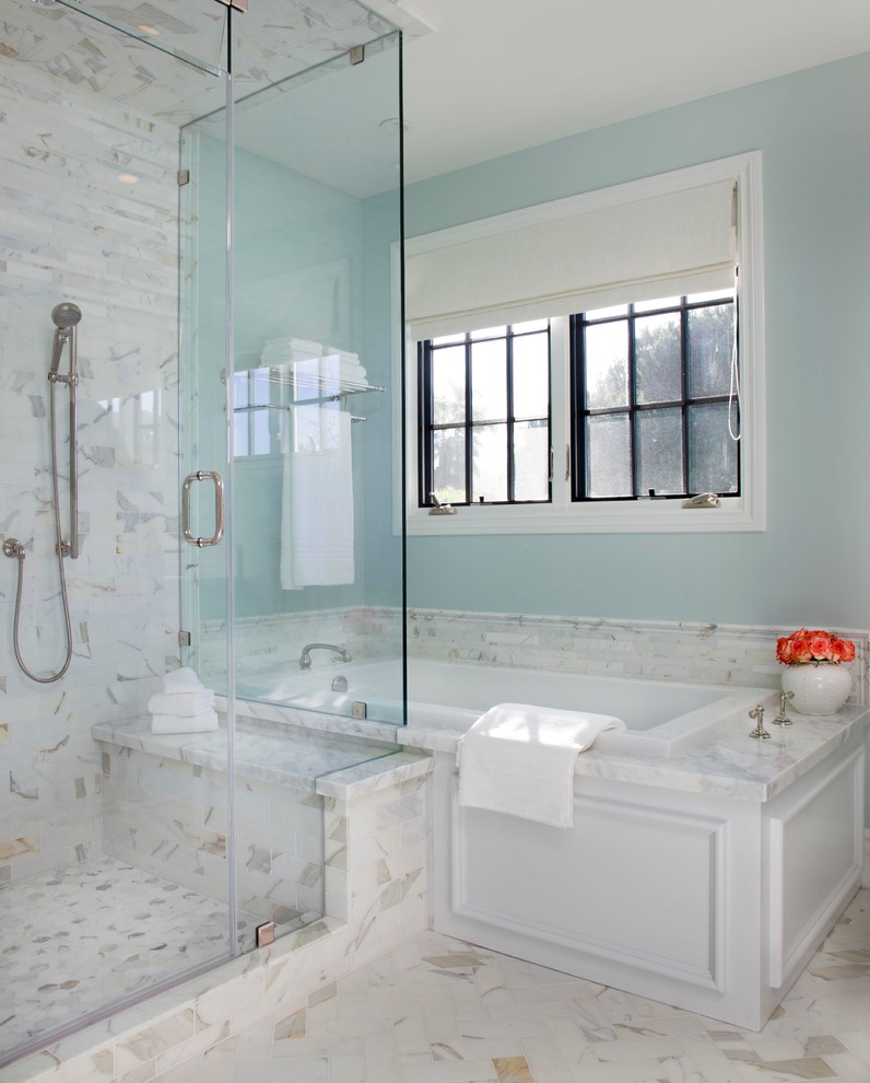 Diseño de cuarto de baño costero con bañera encastrada, baldosas y/o azulejos blancos y paredes azules