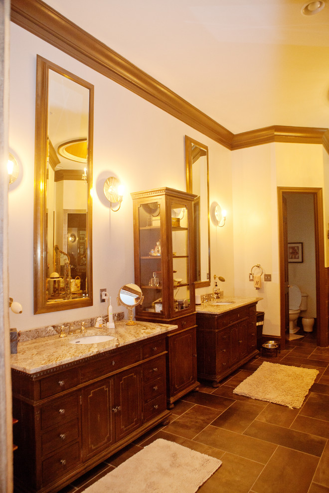 Foto di una grande stanza da bagno padronale chic con consolle stile comò, ante in legno bruno, WC a due pezzi, pareti beige, pavimento in ardesia, lavabo sottopiano e top in granito