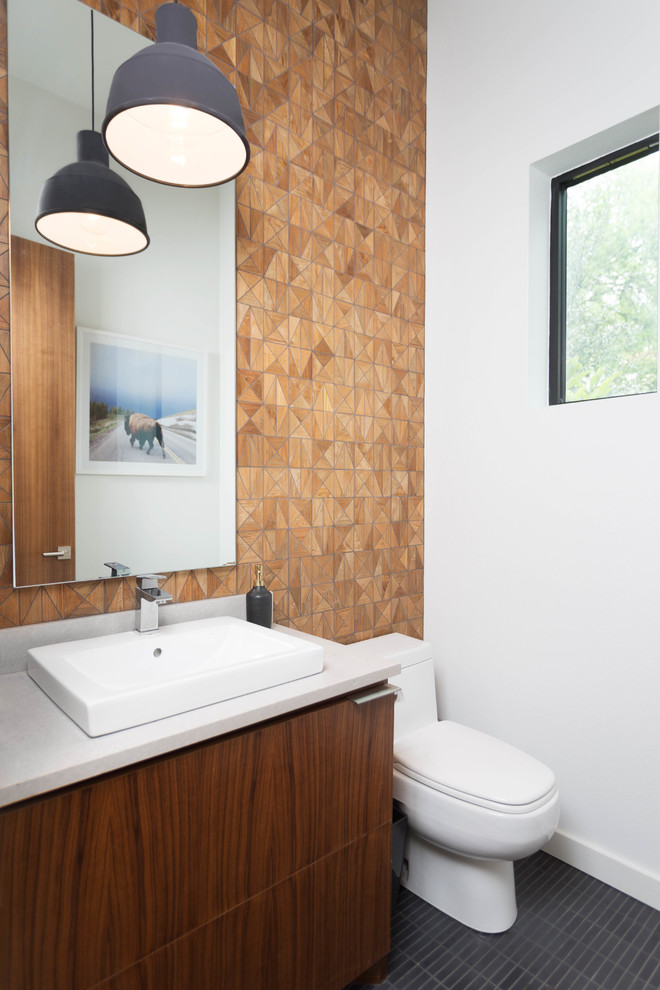 Idéer för att renovera ett stort funkis badrum med dusch, med släta luckor, skåp i mellenmörkt trä, en toalettstol med hel cisternkåpa, brun kakel, vita väggar, ett fristående handfat och bänkskiva i akrylsten