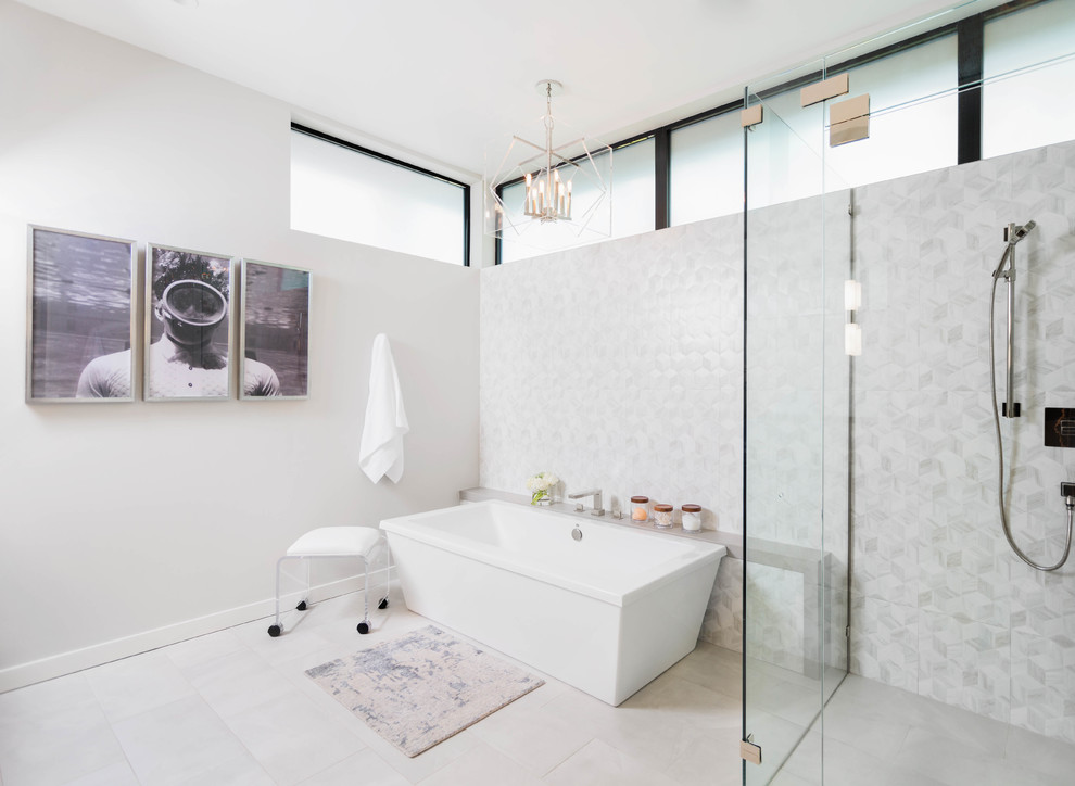 Inspiration pour une grande salle de bain principale minimaliste avec une baignoire indépendante, une douche à l'italienne, WC à poser, un carrelage gris, des carreaux de porcelaine, un mur gris, sol en béton ciré, un lavabo encastré et un plan de toilette en surface solide.
