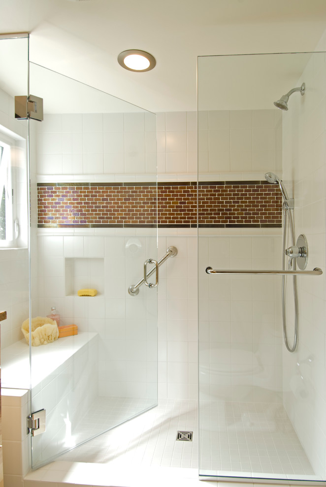 Example of a trendy alcove shower design in Seattle with white walls