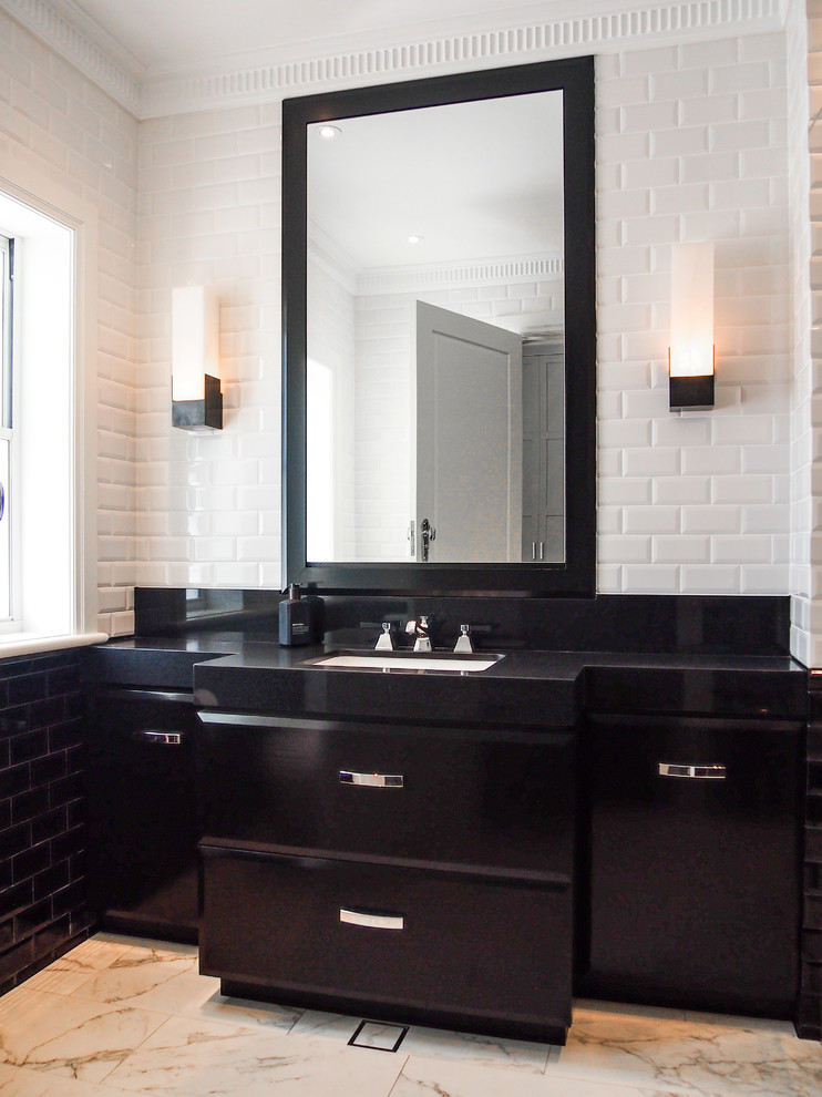 Ispirazione per una stanza da bagno con doccia tradizionale di medie dimensioni con consolle stile comò, ante nere, pistrelle in bianco e nero e top in quarzo composito