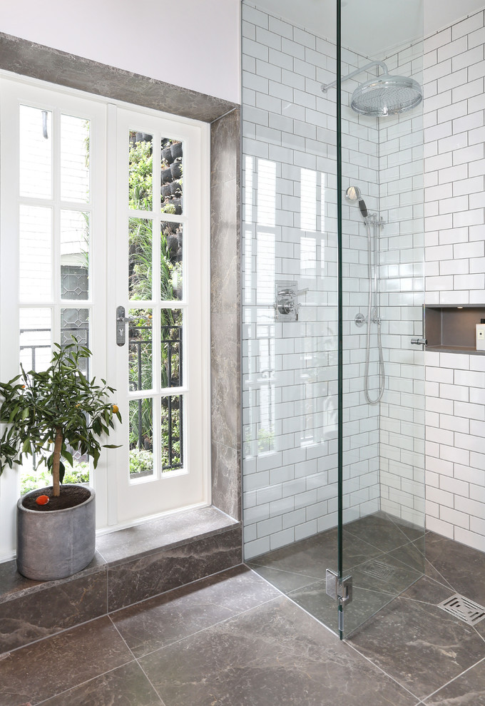 Cette photo montre une salle de bain chic avec une douche à l'italienne, un carrelage blanc, un carrelage métro et un mur blanc.