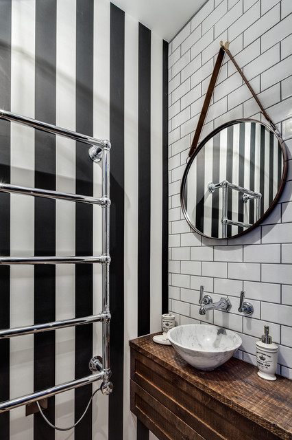 Sort-hvide striber – billig løsning giver badeværelset luksuriøst look