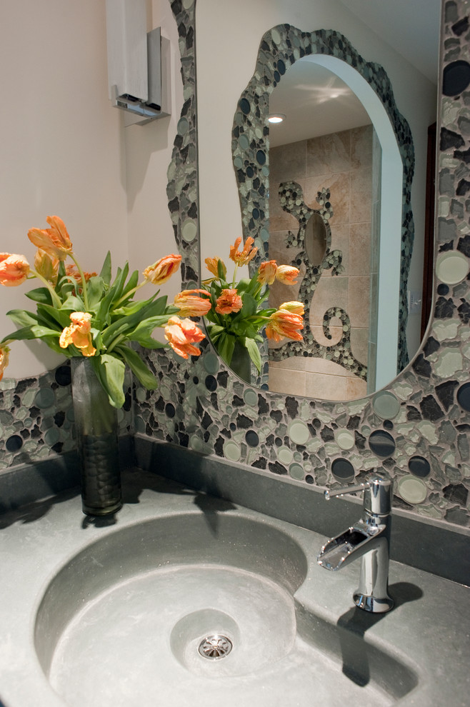 Kleines Stilmix Duschbad mit integriertem Waschbecken, Beton-Waschbecken/Waschtisch, Duschnische, Bidet, Mosaikfliesen, beiger Wandfarbe und Porzellan-Bodenfliesen in Boston