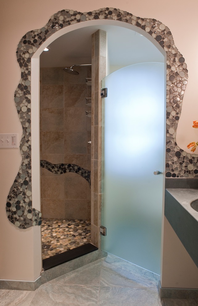 Idéer för små eklektiska badrum med dusch, med ett integrerad handfat, bänkskiva i betong, en dusch i en alkov, mosaik, beige väggar och klinkergolv i porslin